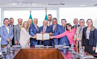 16.01.2024 - Presidente da República, Luiz Inácio Lula da Silva, durante reunião com o Secretário-Executivo do Ministério da Saúde, Swedenberger do Nascimento Barbosa, no Palácio do Planalto. Brasília - DF.  
Foto: Ricardo Stuckert / PR