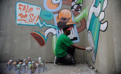 Rio de Janeiro - Prefeitura do Rio cria, em parceria com grafiteiros, o Conselho Carioca do Grafite. Na foto, o artista Airá O Crespo pinta passarela subterrânea na praia de Botafogo (Fernando Frazão/Agência Brasil)