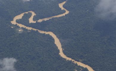 Rios contaminados têm coloração e margem afetados pela atuação de garimpo ilegal na região do Surucucu, dentro da Terra Indígena Yanomami, Oeste de Roraima, avistados em sobrevoo da Força Aéra Brasileira para lançamendo de suprimentos.
