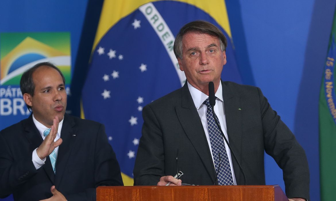O presidente da República,Jair Bolsonaro, participa de cerimônia de assinatura de termos de autorização de uso de radiofrequências pelas empresas vencedoras das faixas do leilão do 5G, no Palácio do Planalto