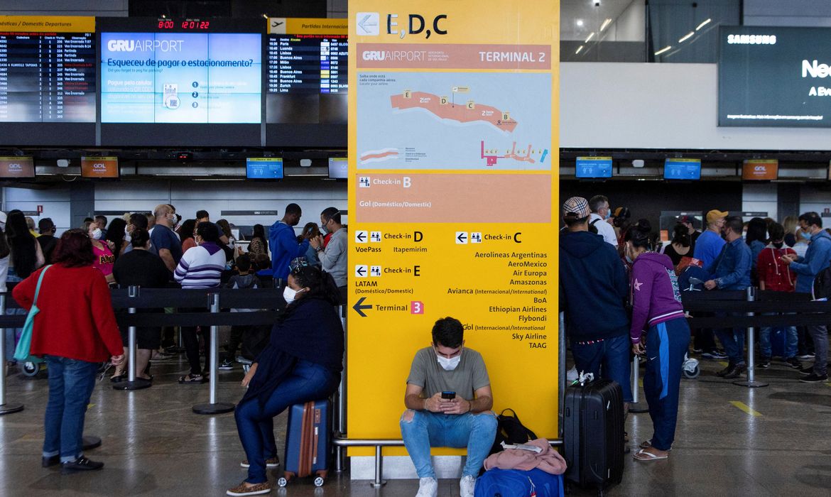 Máscaras em aviões e aeroportos são obrigatórias a partir de hoje