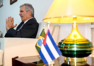 12.02.2026 - Brasília - Entrevista exclusiva com o Embaixador de Cuba no Brasil, Adolfo Curbelo Castellanos, na Embaixada de Cuba em Brasília. Foto: Rafa Neddermeyer/Agência Brasil