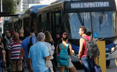 São Paulo (SP), 24/03/2023 - Passageiros embarcam em ônibus na Luz no segundo dia de greve dos metroviários em São Paulo. Foto: Fernando Frazão/Agência Brasil