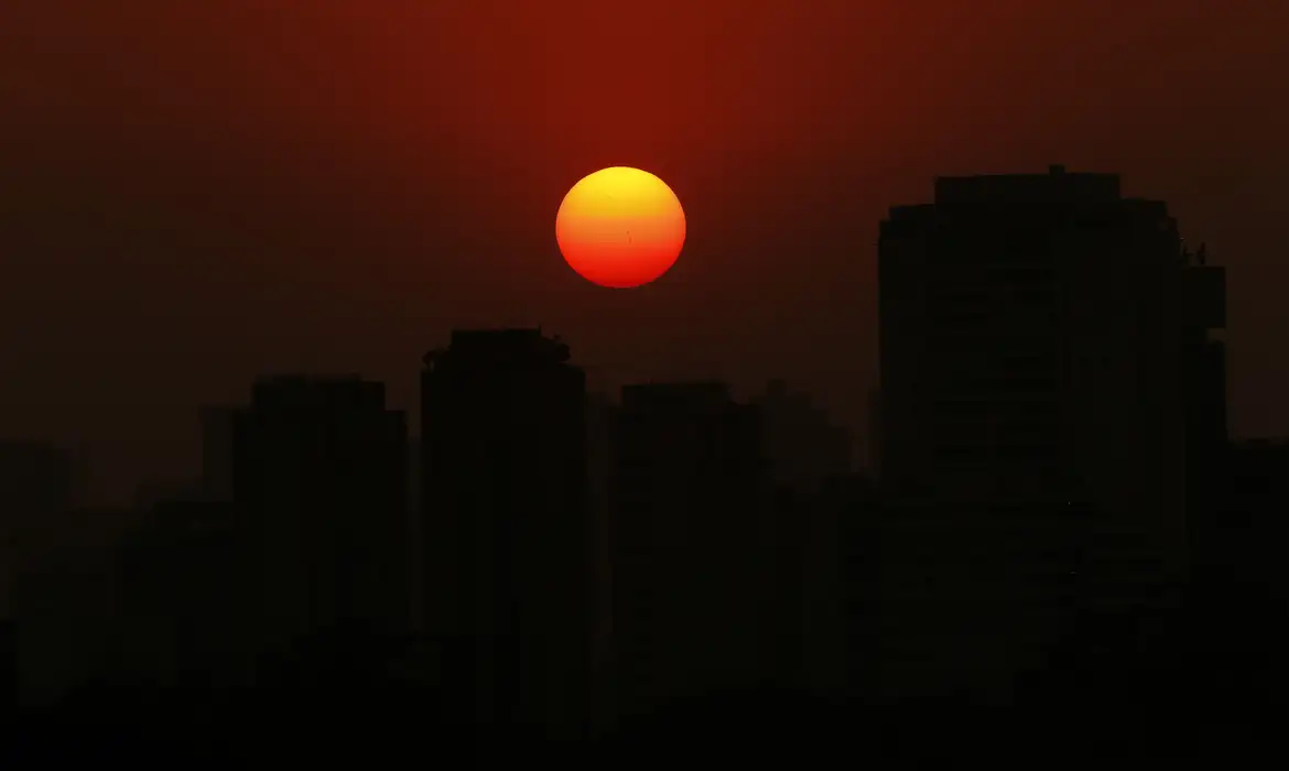 Paulo Pinto/Agência Brasil São Paulo (SP), 11/09/2024 - Final de tarde visto desde a Praça do Pôr do Sol mostra céu laranjado devido a poluição do ar. Foto: Paulo Pinto/Agência Brasil
