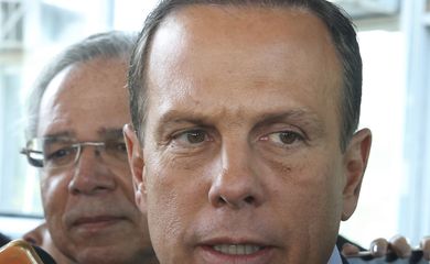 O governador de São Paulo, João Doria, fala à imprensa após reunião com o ministro da Economia, Paulo Guedes.