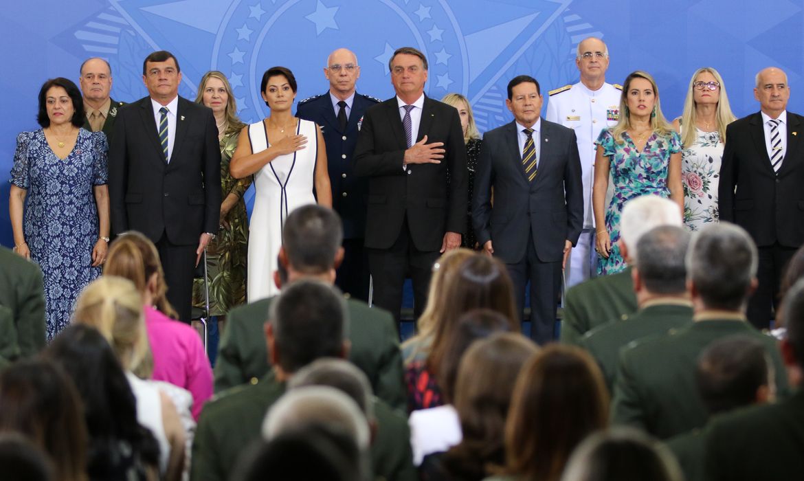Presidente Jair Bolsonaro, acompanhado da primeira dama, Michele Bolsonaro, participa de cerimônia de cumprimentos aos oficiais-generais promovidos.