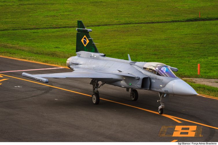 Caça Gripen E, adquirido na Suécia, faz seu primeiro voo no Brasil