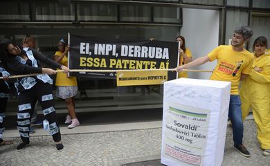 Entidades fazem ato pelo uso de medicamentos genéricos no tratamento da hepatite C, em frente à sede do Instituto Nacional da Propriedade Industrial (Inpi), no centro do Rio. 