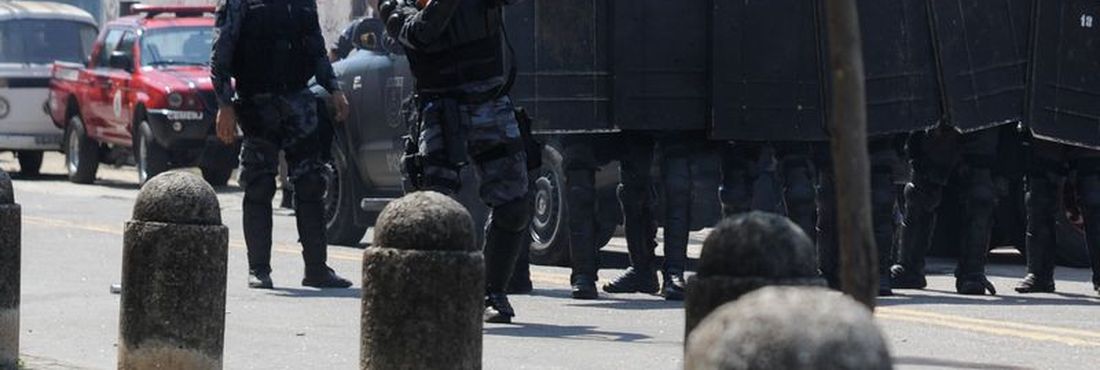 Policiais militares entram em confronto com manifestantes e reagem sacando armas durante protesto contra desocupação de terreno da Oi