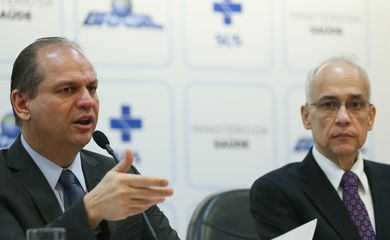 Brasília - O ministro da Saúde, Ricardo Barros, e o secretário executivo Antônio Nardi, apresentam as medidas adotadas nos últimos três meses que visam garantir o atendimento à população (Elza Fiuza/Agência Brasil)