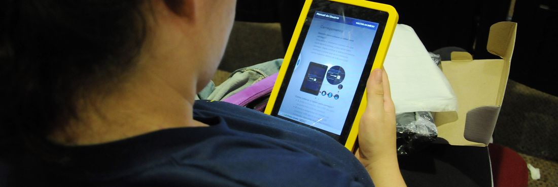 Governo do Distrito Federal distribuirá tablets para serem usados pelos professores nas salas de aula da rede pública de ensino