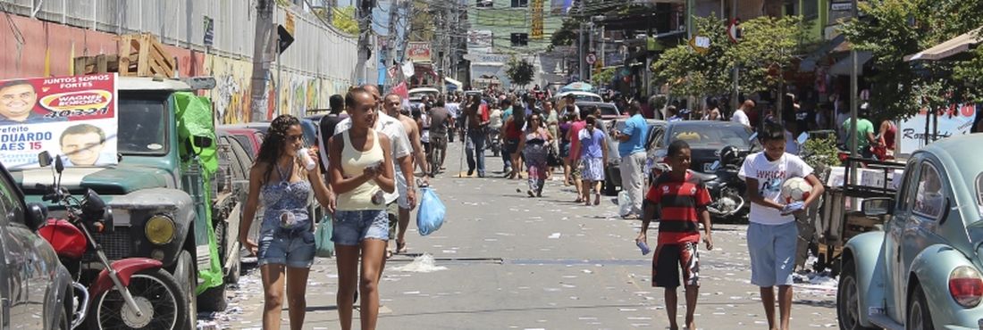 Rio de Janeiro - O movimento é intenso nas ruas do Complexo do Alemão que ganharam reforço policial para as eleições