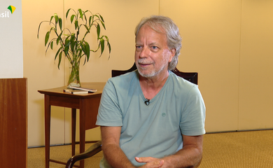 TV brasil entrevista Mia Couto