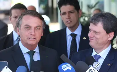 O presidente Jair Bolsonaro e o ministro da Infraestrutura, Tarcísio de Freitas durante entrevista à imprensa