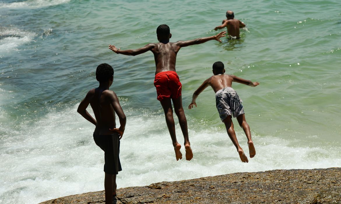 Rio de Janeiro (RJ), 15/11/2023 – Cariocas e turistas lotam praia de Ipanema, na zona sul, em dia de forte calor no Rio de Janeiro. Foto: Tomaz Silva/Agência Brasil