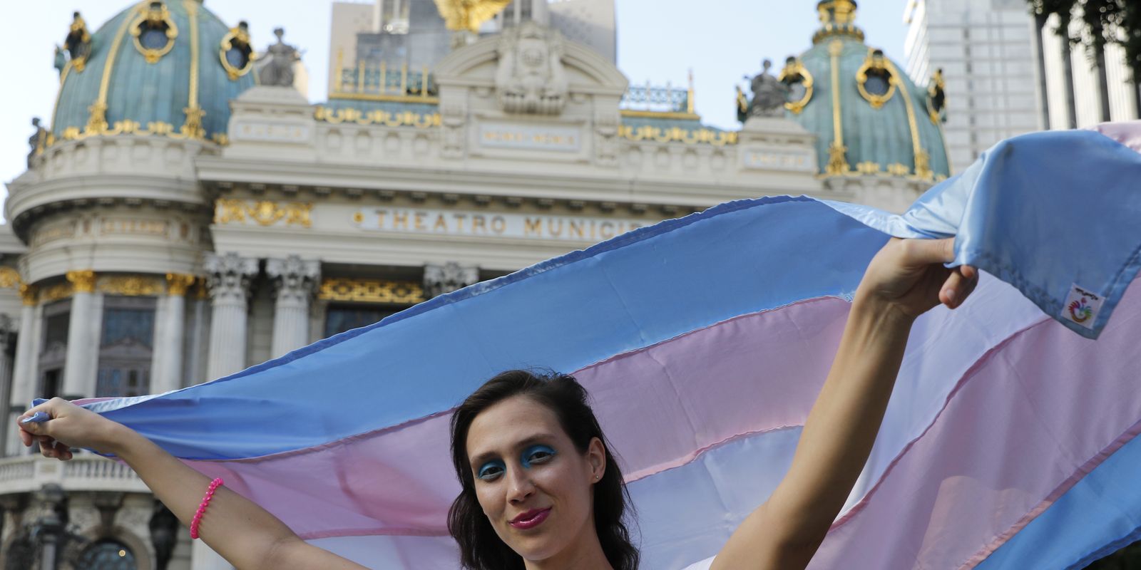 Artista lírica trans que cantava escondida diz que “a voz me moldou” - EBC