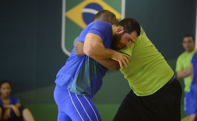Rio de Janeiro - O atleta de luta olímpica Eduard Soghomonyan (de azul) treina para as Olimpíadas Rio 2016 na casa do Time Brasil, na Urca  (Tomaz Silva/Agência Brasil)