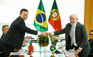 Brasília (DF), 19/02/2025 - O presidente Luiz Inácio Lula da Silva cumprimenta o primeiro-ministro português, Luís Montenegro, durante a 14ª Cimeira Brasil-Portugal, no Palácio do Planalto. O objetivo é discutir o fortalecimento da cooperação bilateral em áreas como defesa, segurança, justiça, ciência, meio ambiente, comércio, saúde e cultura. 
Foto: Marcelo Camargo/Agência Brasil