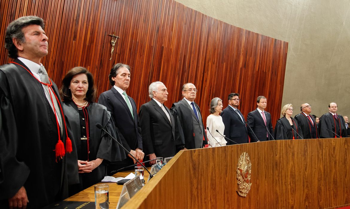 Brasília - O presidente Michel Temer participa da solenidade de posse do novo presidente do Tribunal Superior Eleitoral (TSE), Luiz Fux, e da vice-presidente do tribunal a ministra Rosa Weber, no TSE (Beto Barata/PR)