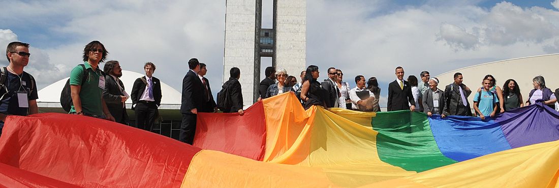 Bandeira gay estendida na rampa do Congresso Nacional Militantes do movimento gay apontam para a necessidade urgente da aprovação de uma lei federal que criminalize a homofobia
