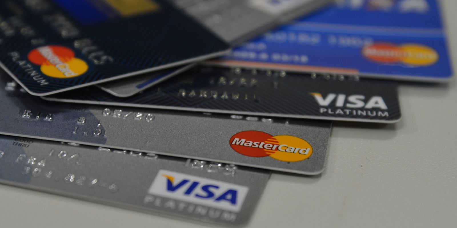 Gastos com juros do cartão de crédito podem cair pela metade com
