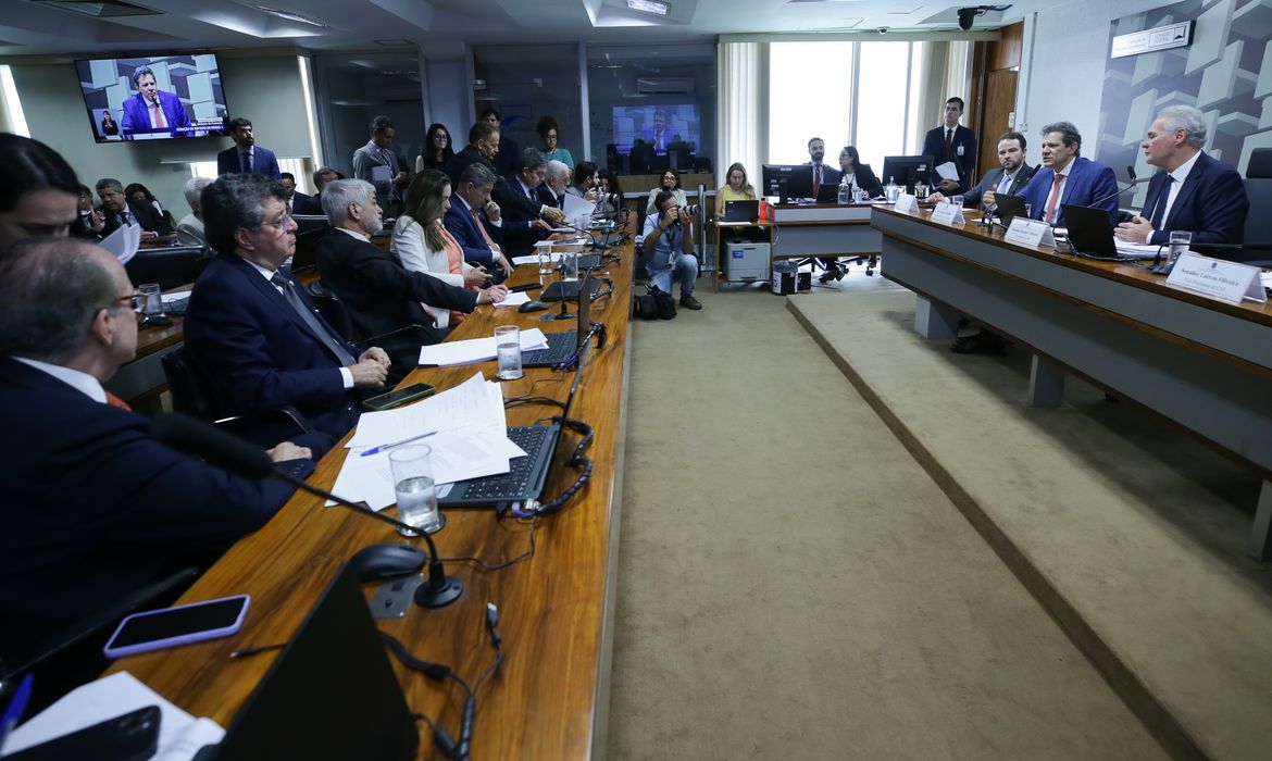 Lula Marques/ Agência Braasil. Brasília - 14/10/2025 -O ministro da Fazenda, Fernando Haddad, participa de audiência pública na Comissão de Assuntos Econômicos (CAE) do Senado. Em debate, o projeto de lei (PL 1.087/2025) do governo que isenta do Imposto de Renda quem ganha até R$ 5 mil. Foto: Lula Marques/ Agência Brasil.