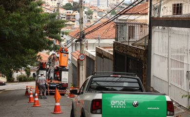 São Paulo (SP), 02/07/2025 - Trabalhadores da Enel trabalham para restabelecer a luz na Freguesia do Ó após rompimento de tubulação da Companhia de Saneamento Básico do Estado de São Paulo - Sabesp na rua Chico Paula. Foto: Rovena Rosa/Agência Brasil