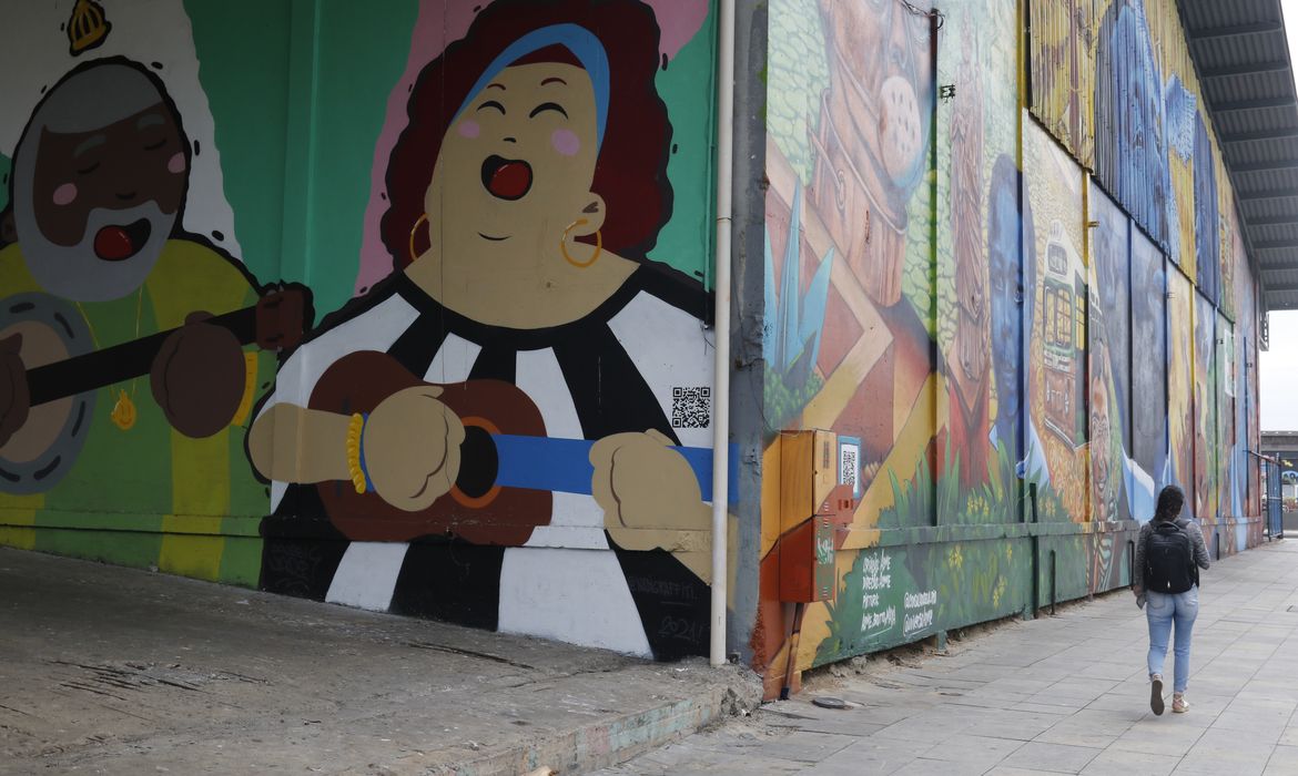  Distrito de Arte do Porto, na Zona Portuária do Rio de Janeiro, apresenta murais de graffiti ao longo do Passeio Ernesto Nazareth, formando uma galeria de arte urbana a céu aberto