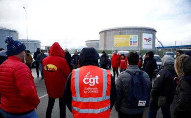 Trabalhadores de energia franceses se reúnem em frente à refinaria da gigante francesa de petróleo TotalEnergies em Donges