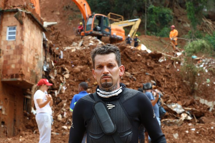Juiz de Fora (MG), 27/02/2026 - O bombeiro civil Rodrigo Bazaglia participa como voluntário do trabalho de resgate das vítimas do deslizamento de terra ocorrido durante tempestade da noite de  segunda-feira, 22 de fevereiro, que vitimou 21 pessoas e deixou várias casas destruídas no bairro Jardim Burnier. Foto: Rovena Rosa/Agência Brasil