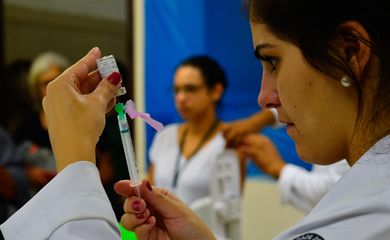 São Paulo - Profissionais de Saúde são vacinados contra a gripe H1N1 no Hospital das Clínicas (Rovena Rosa/Agência Brasil)