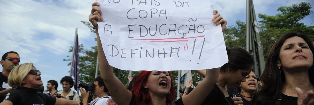 Manifestação de professores marca a saída da seleção brasileira do Rio