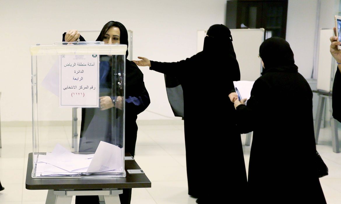 Pela primeira vez, mulheres participam das eleições na Arábia Saudita, como candidatas e eleitoras