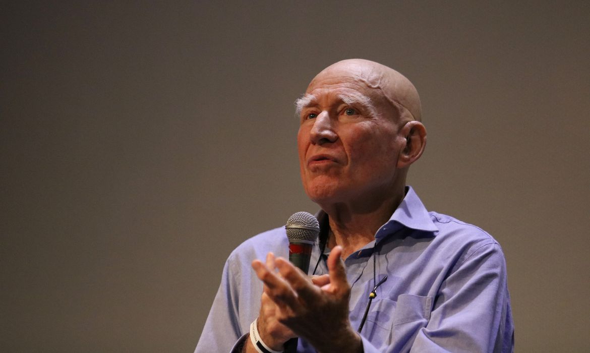 São Paulo (SP), 09/05/2024 - O fotógrafo Sebastião Salgado fala durante abertura da mostra 50 anos da Revolução dos Cravos em Portugal, com curadoria de Lélia Wanick Salgado, no Museu da Imagem e do Som - MIS. Foto: Rovena Rosa/Agência Brasil