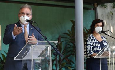 O ministro da Saúde, Marcelo Queiroga e a presidente da Fundação Oswaldo Cruz (Fiocruz) Nísia Trindade, falam à imprensa, após visita às instalações de produção da vacina da Fiocruz/ Oxford /AstraZeneca, no Rio de Janeiro.