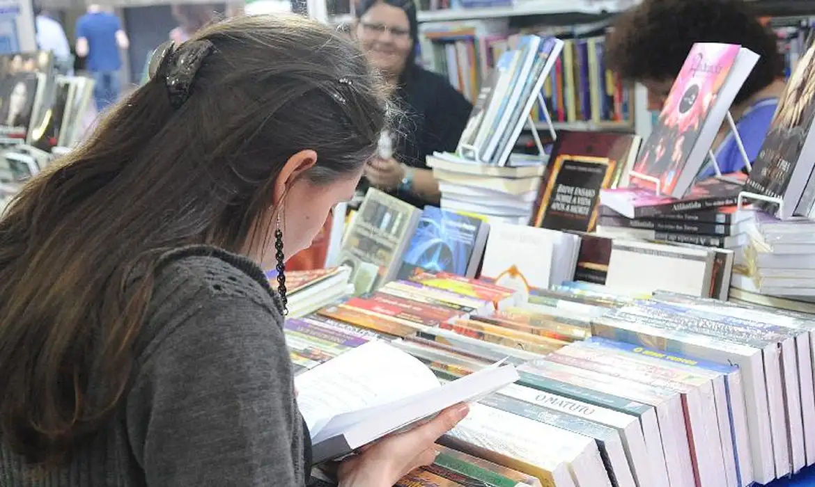 Leitura é hábito de 56% da população, indica pesquisa | Agência Brasil