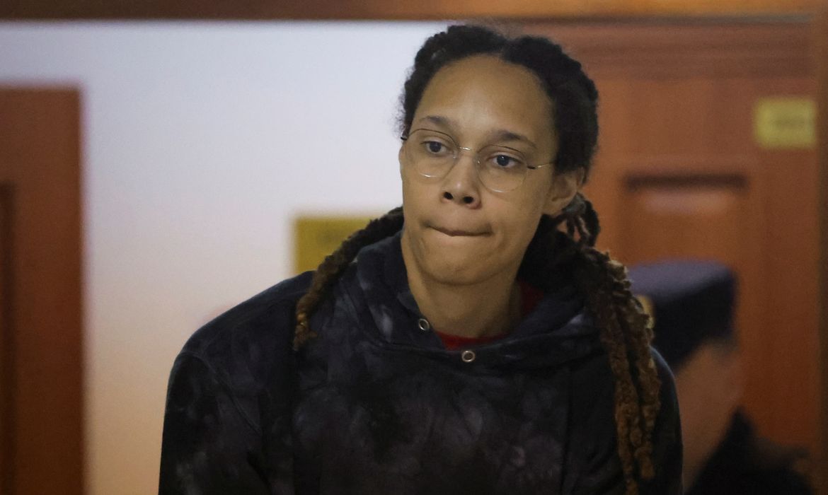 Jogadora norte-americana de basquete Brittney Griner durante audiência em tribunal de Khimki, nos arredores de Moscou