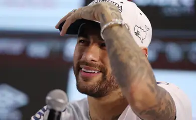Soccer Football - Neymar unveiled as new signing for Santos - Vila Belmiro Stadium, Santos, Brazil - January 31, 2025 Neymar during his press conference as Santos' new signing REUTERS/Carla Carniel