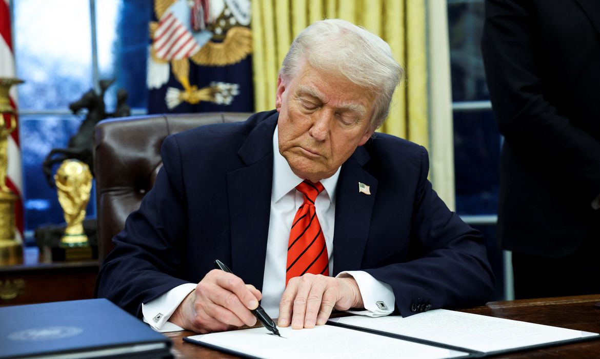 U.S. President Donald Trump signs an executive order in the Oval Office of the White House in Washington, U.S., February 10, 2025. Reuters/Kevin Lamarque/Proibida reprodução