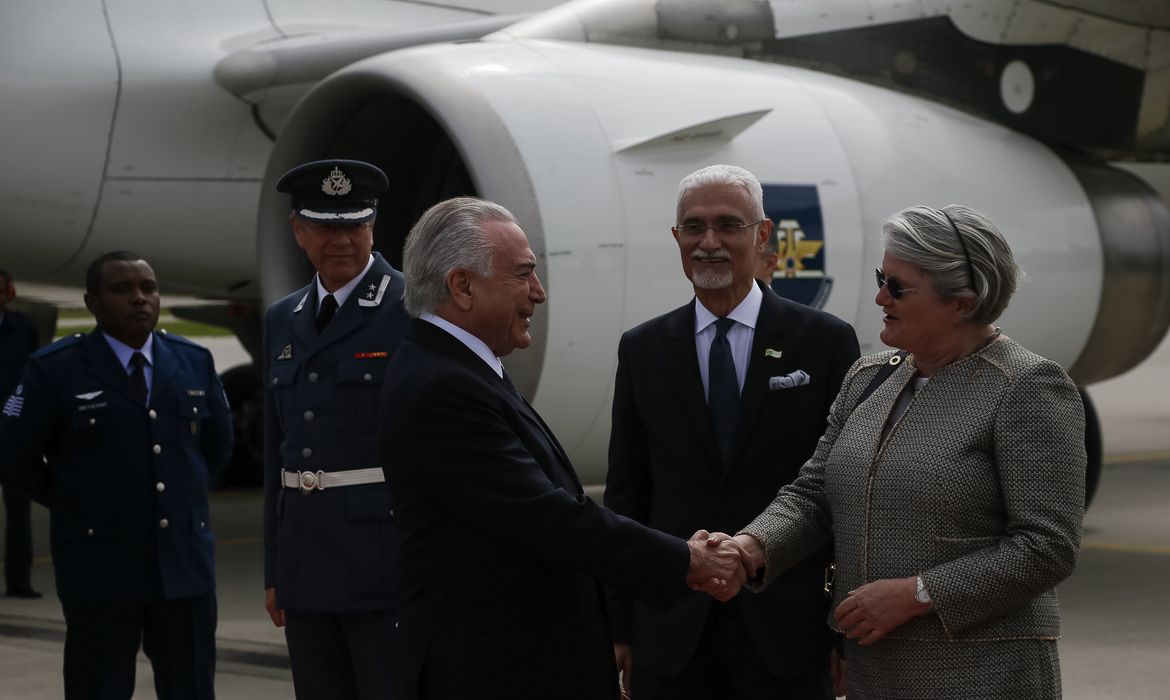 Noruega - Presidente da República, Michel Temer, recebe os cumprimentos da embaixadora da Noruega no Brasil, Aud Marit Wiig, em sua chegada a Oslo (Beto Barata/PR)