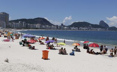Praia de Copacabana movimentada no último dia do ano, apesar das restrições e fiscalização da Prefeitura, e do cancelamento da festa de Réveillon