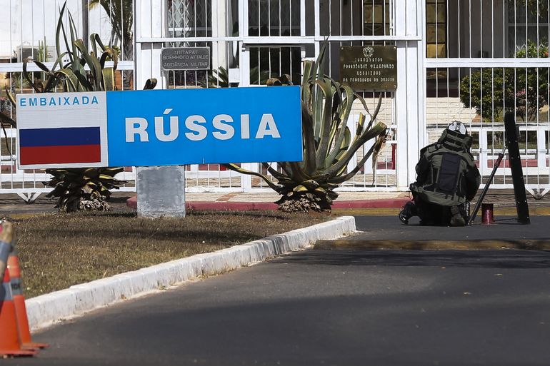 Uma ameaça de bomba na Embaixada da Rússia, no Setor de Embaixadas Sul da capital federal, movimentou o Corpo de Bombeiros e as polícias Civil e Militar, no fim da manhã desta quinta-feira (14)