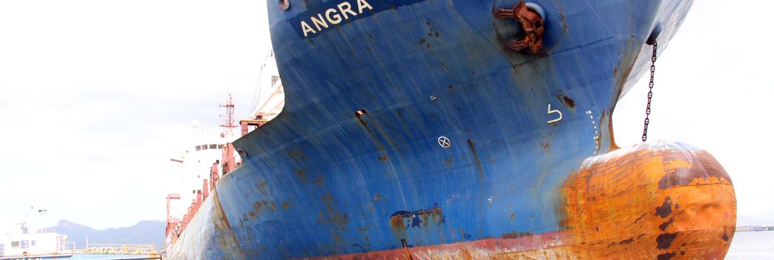 Concluída operação para desencalhar navio cargueiro Angra Star, na Baía de Guanabara, hoje (27/9)