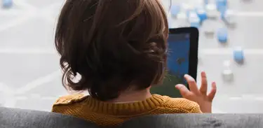 Criança em frente à tela de tablet