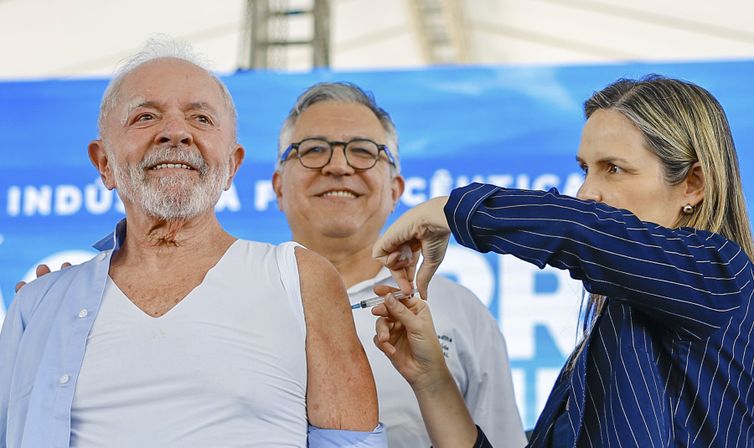 Dando inicio a campanha nacional de Vacinação contra influenza o Ministro de Estado e da Saúde, Alexandre Padilha, e a médica do Presidente Dra. Ana Helena Germoglio realizam a vacina no Presidente da República, Luiz Inácio Lula da Silva e no Vice-Presidente da República, Geraldo Alckmim, durante a visita e cerimônia de inauguração da Fábrica da Novo Nordisk. Fábrica da Novo Nordisk, Montes Claros - MG. Foto: Ricardo Stuckert / PR