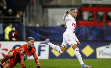 Mbappé marca três gols e PSG avança às oitavas de final da Copa da França