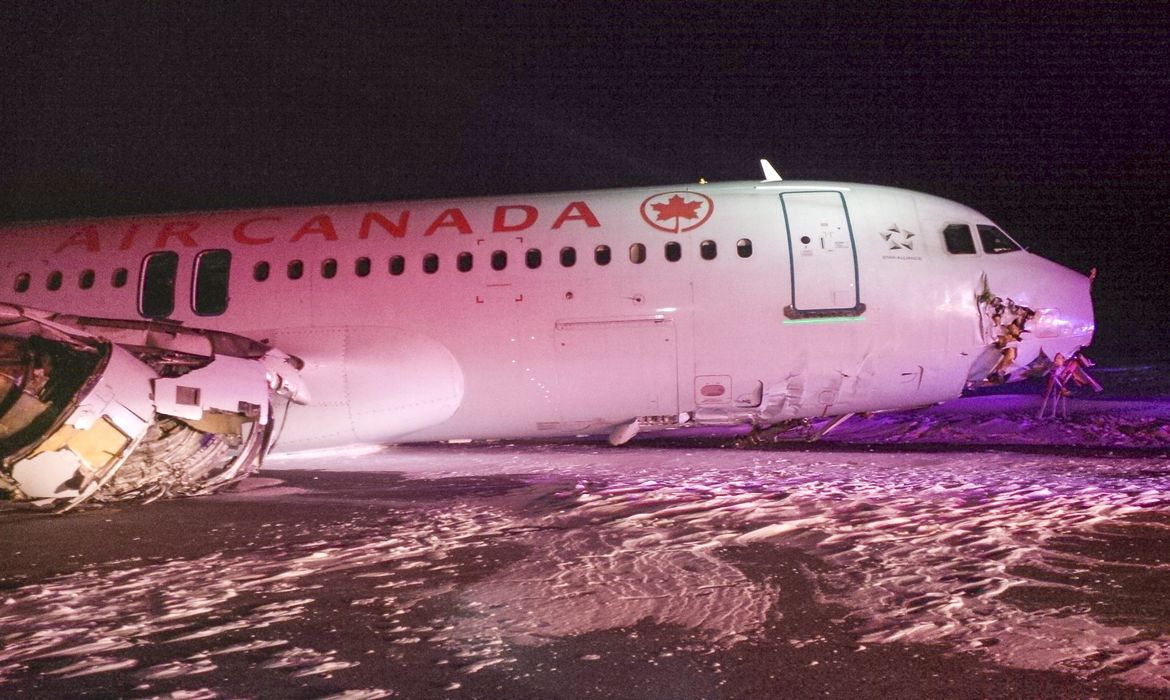 Avião da Air Canada sai da pista durante o pouso (Divulgação/Agência Lusa/Direitos Reservados)