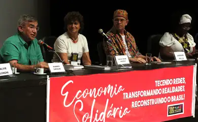 Gilberto Carvalho, secretario de Economia Solidaria do governo federal, discursa no painel Economia Solidária, no Fórum Social Mundial, na Assembleia Legislativa do Rio Grande do Sul, em Porto Alegre.