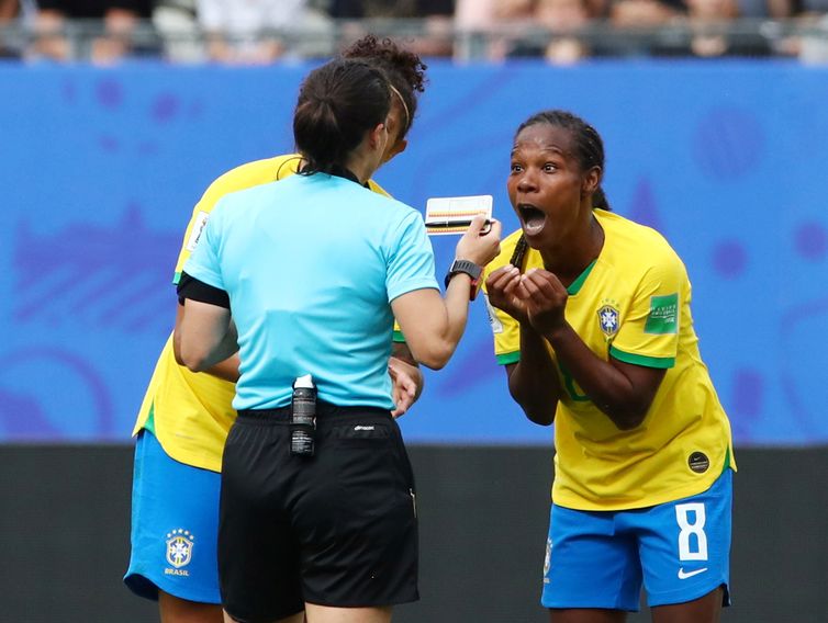 A jogadora Formiga leva cartão amarelo na Copa do Mundo de Futebol Feminino - França 2019. 