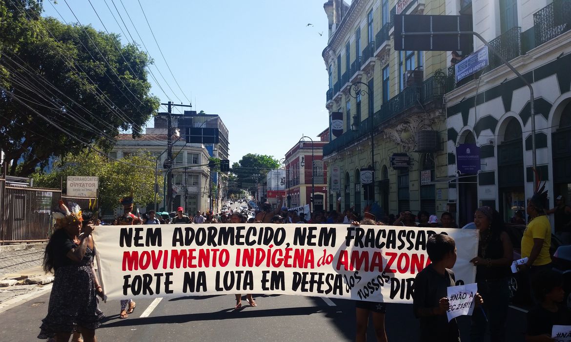 Manaus - Indígenas do Amazonas aderem à mobilização nacional em favor da Funai e fazem protesto na capital amazonense (Bianca Paiva/Agência Brasil)